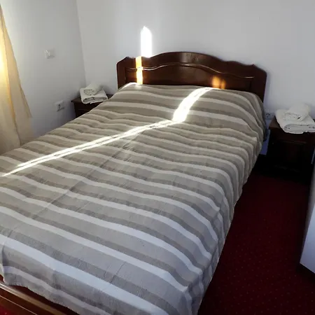 Pizza House Guest house *